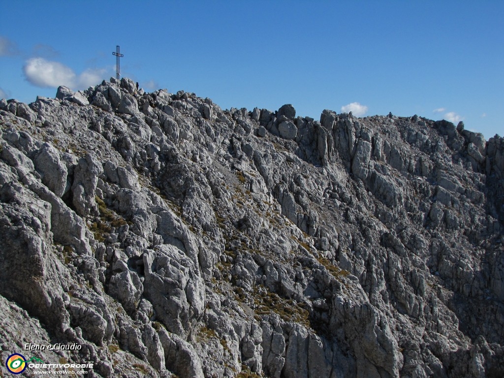 15 Scendiamo con un ultimo sguardo alla croce.JPG